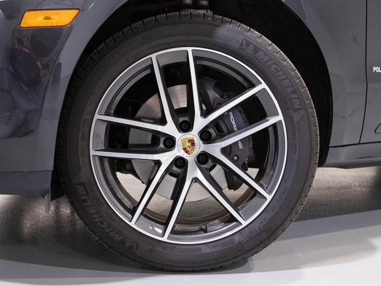 2025 Porsche Macan AWD Photo