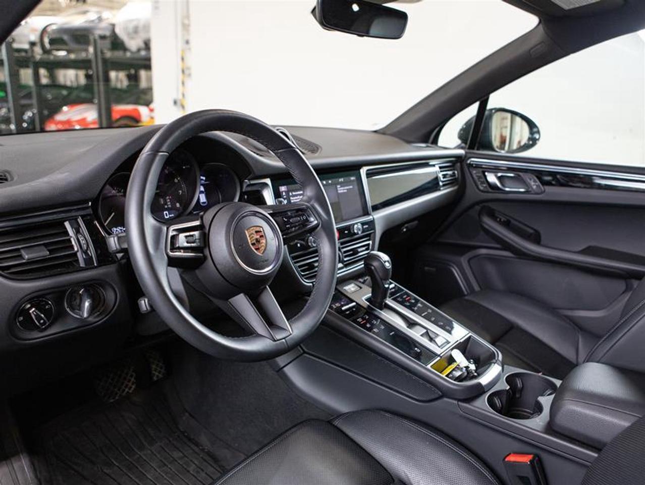 2025 Porsche Macan AWD Photo