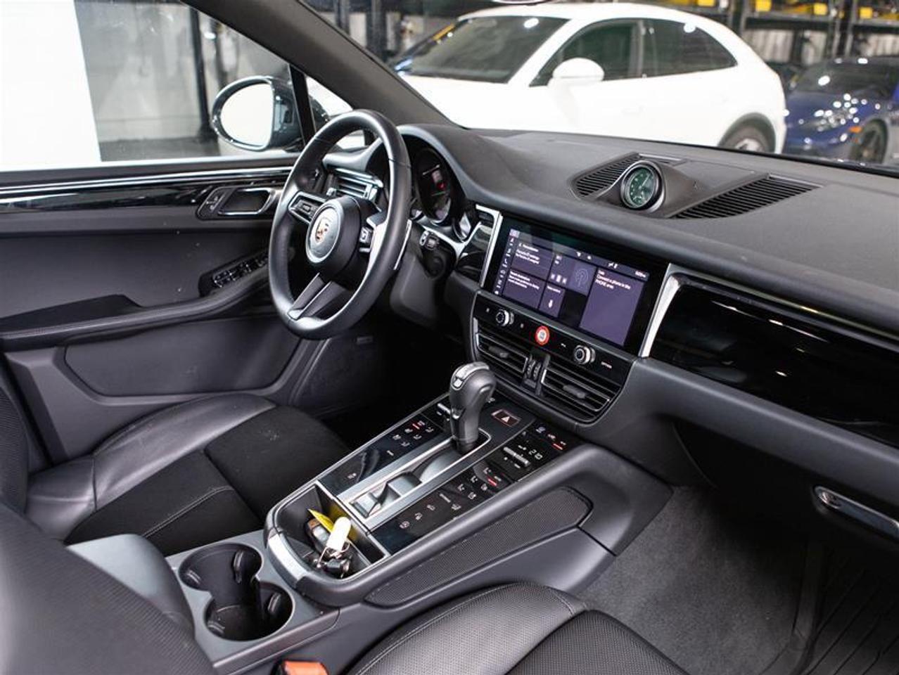 2025 Porsche Macan AWD Photo