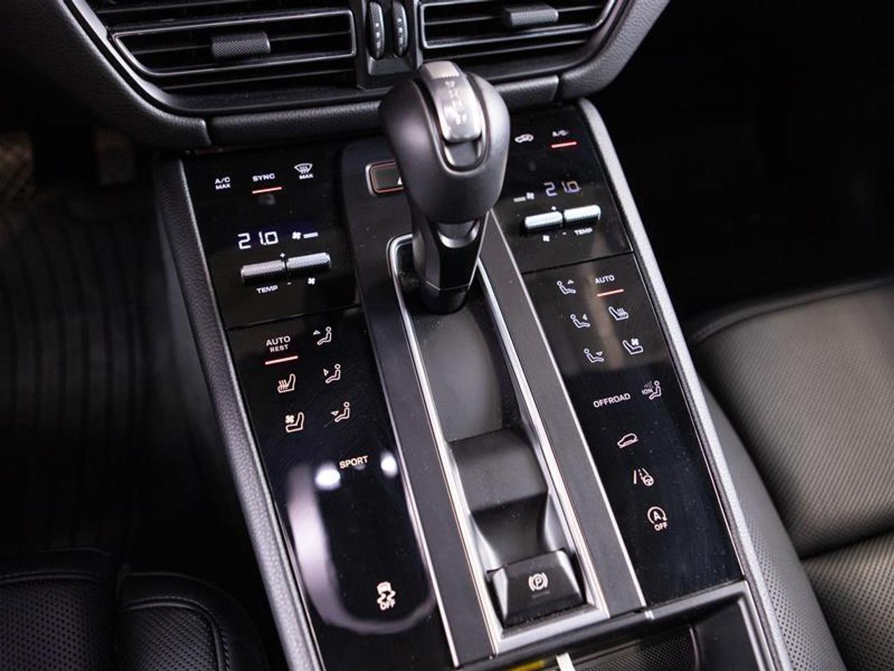 2025 Porsche Macan AWD Photo