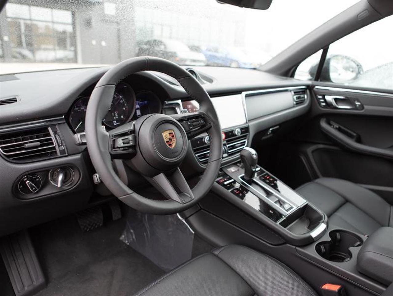 2025 Porsche Macan AWD Photo