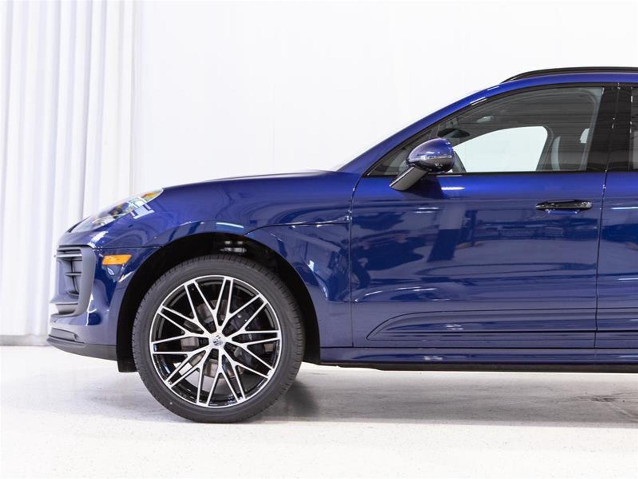 2025 Porsche Macan AWD Photo4