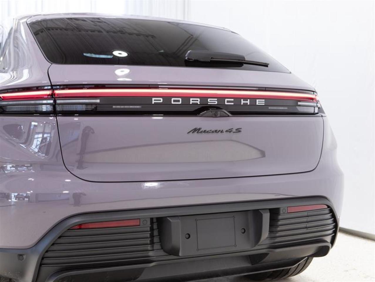2025 Porsche Macan Electric 4S AWD Photo