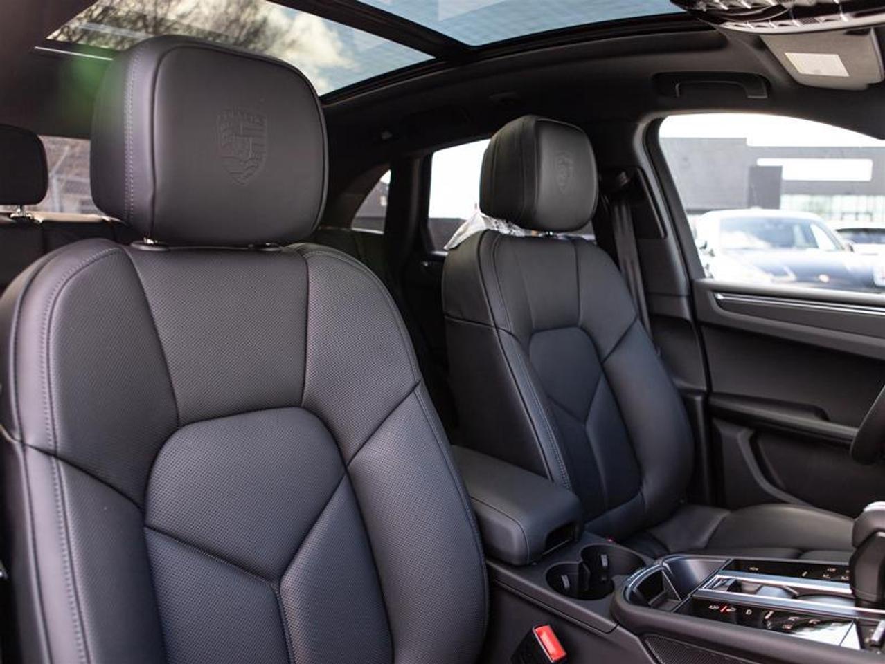 2025 Porsche Macan AWD Photo