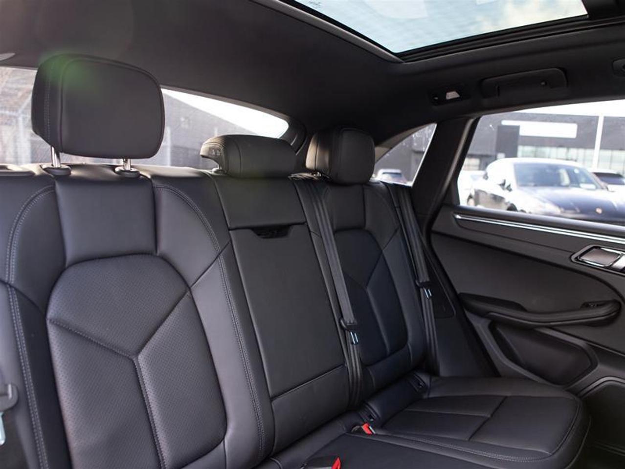 2025 Porsche Macan AWD Photo