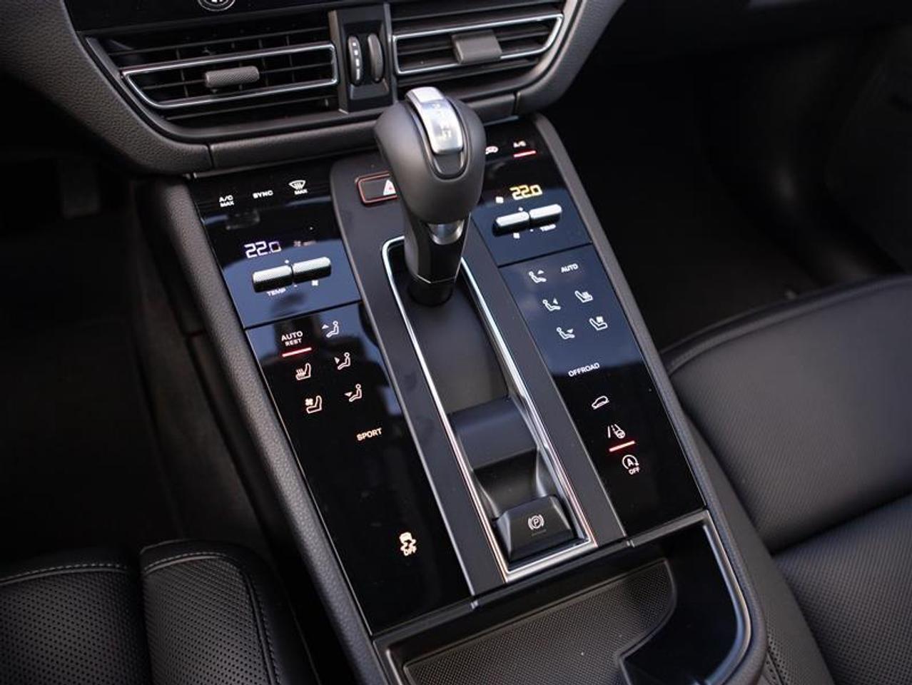 2025 Porsche Macan AWD Photo