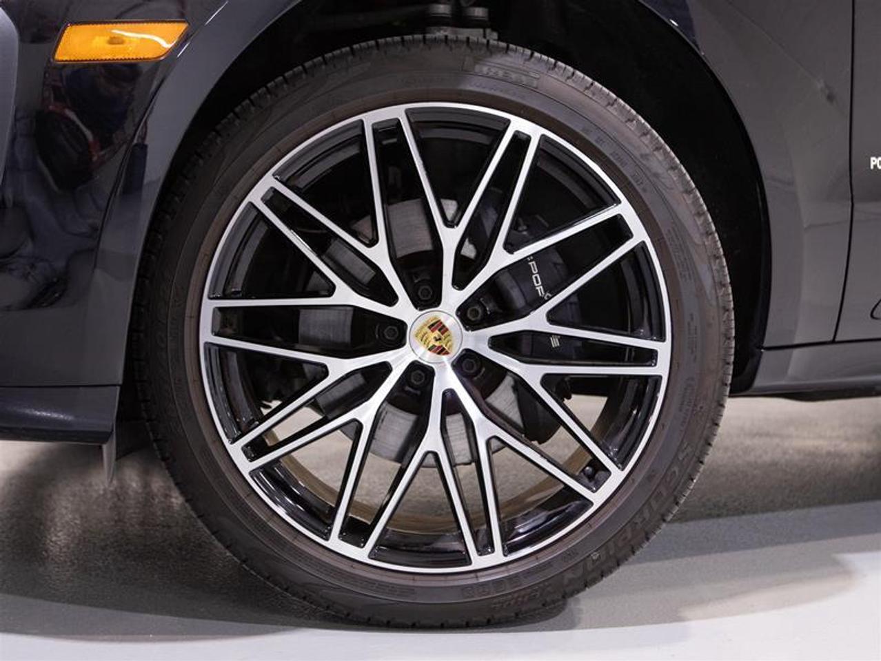 2025 Porsche Macan AWD Photo