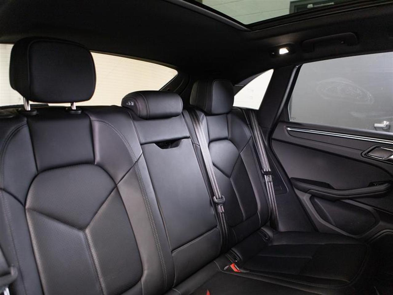 2025 Porsche Macan AWD Photo