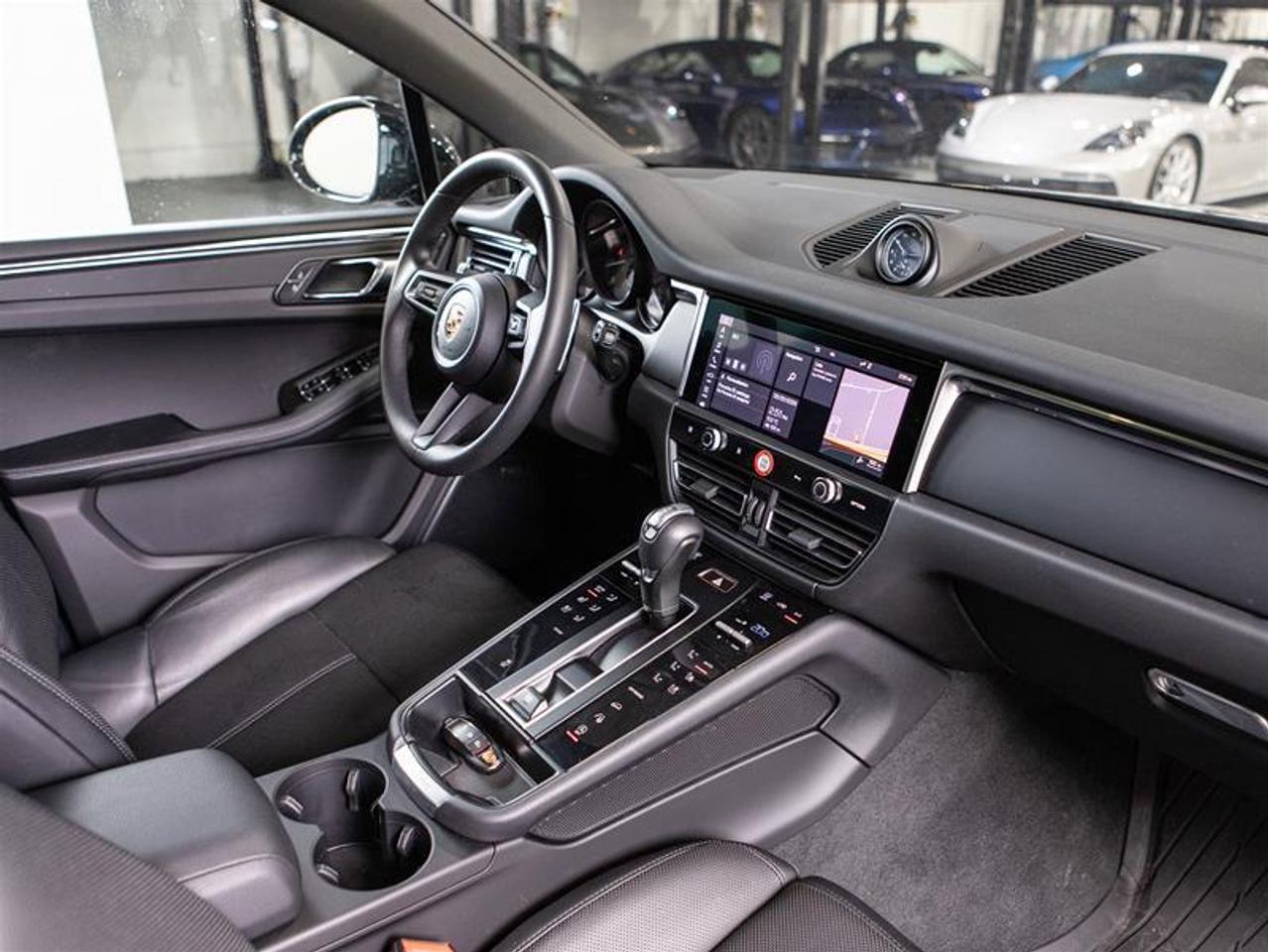 2025 Porsche Macan AWD Photo