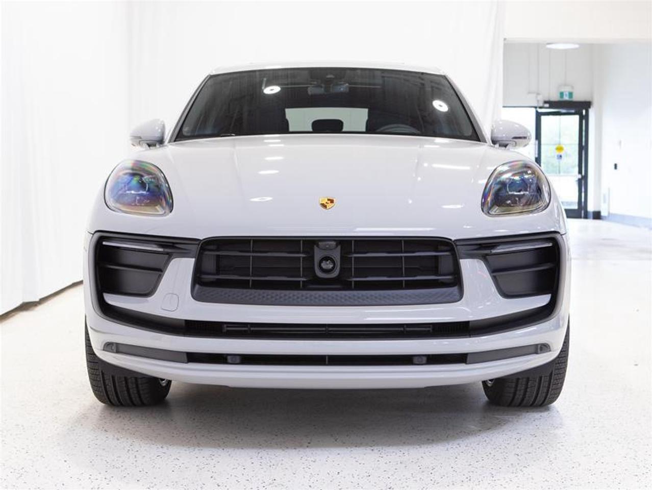 2025 Porsche Macan AWD Photo