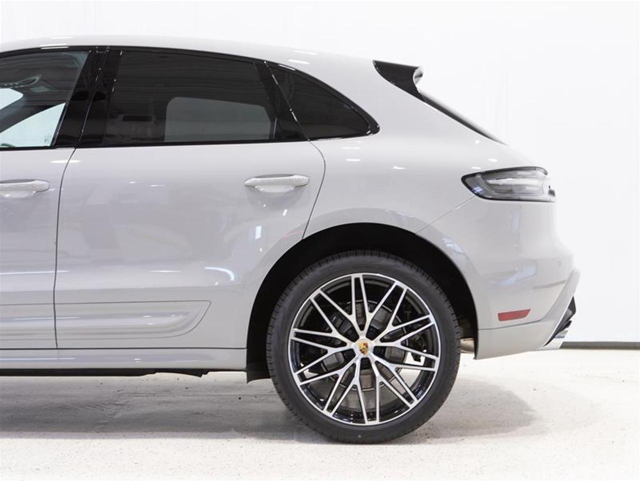 2025 Porsche Macan AWD Photo
