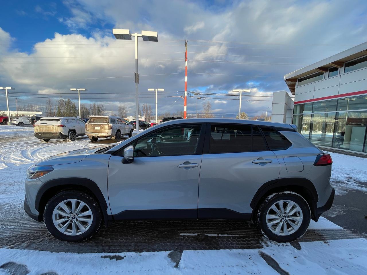 2024 Toyota Corolla Cross LE Photo3