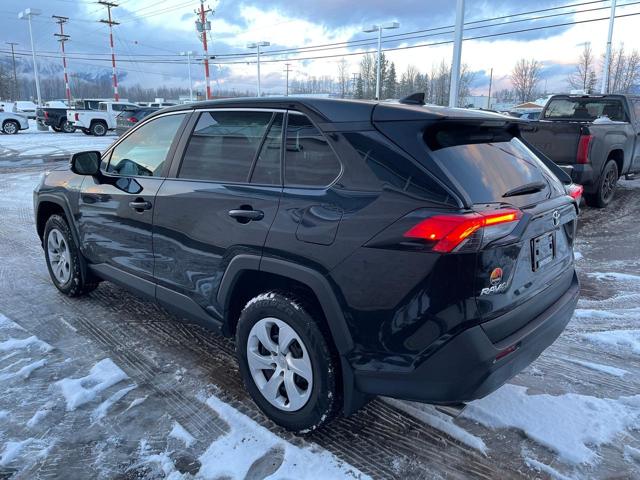 2022 Toyota RAV4 LE Photo4