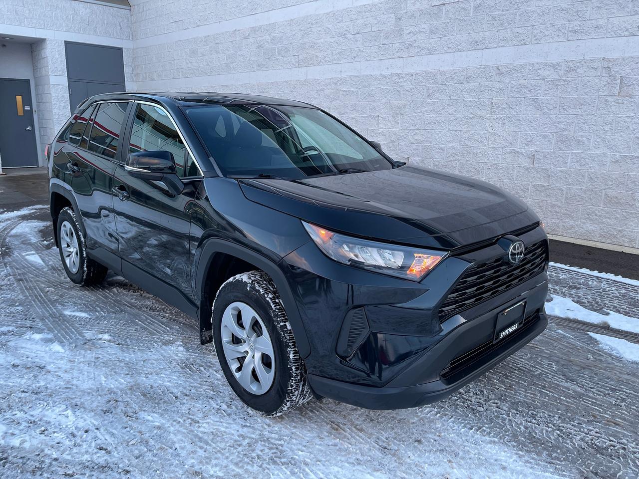 2022 Toyota RAV4 LE Photo0