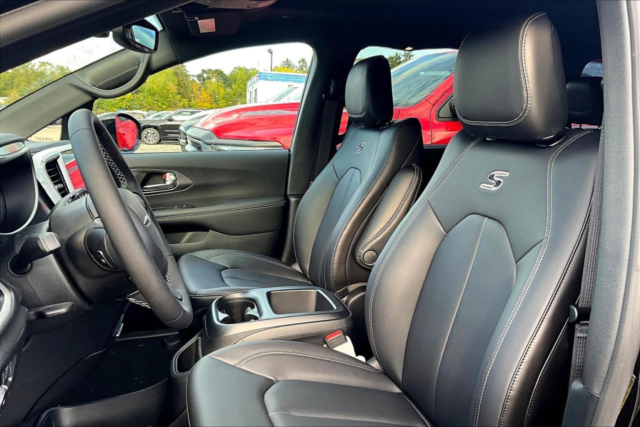 2026 Chrysler Pacifica SELECT FWD | Leather | Sunroof | S App Pkg Photo