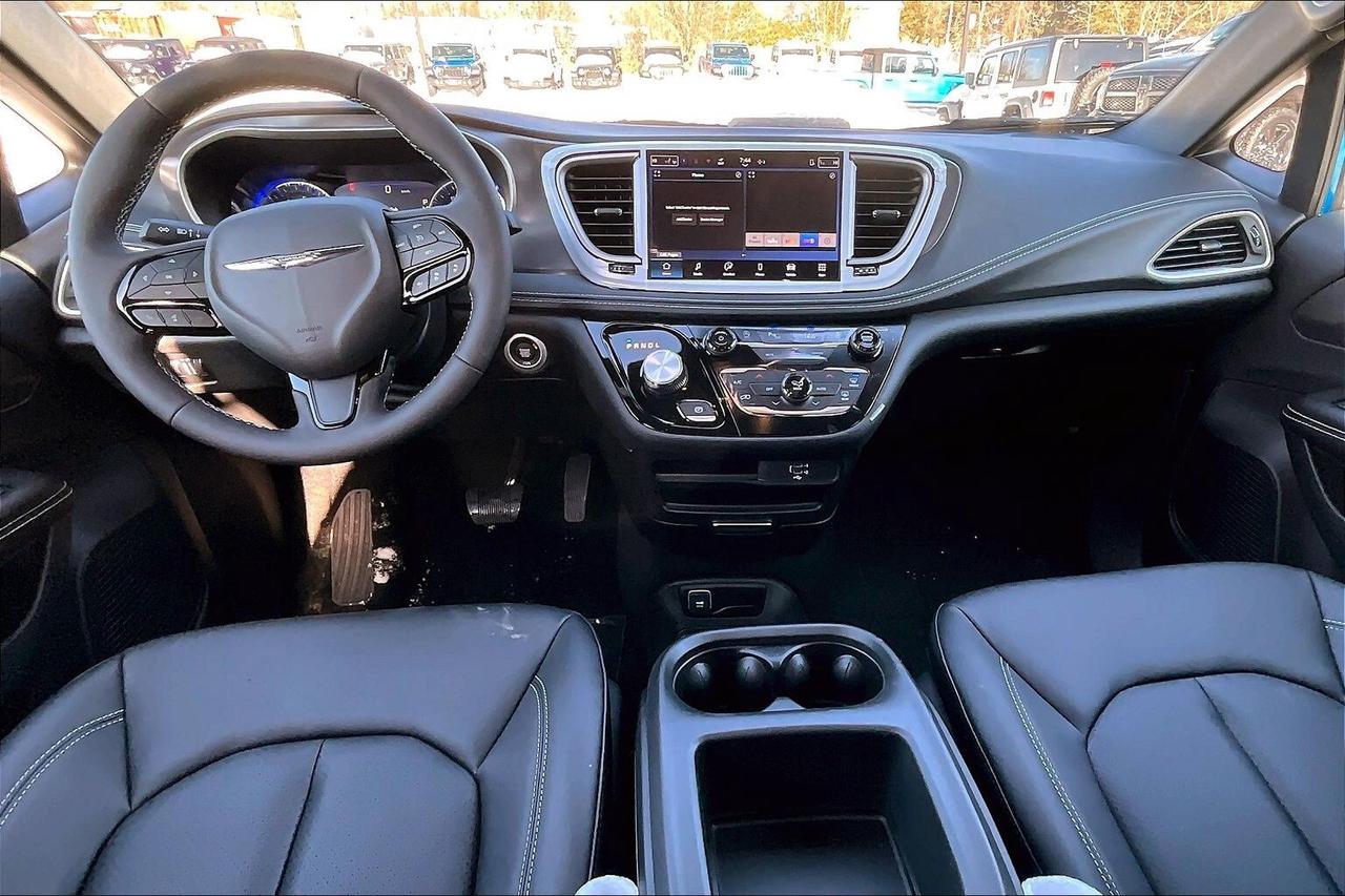 2026 Chrysler Pacifica Select S Appearance | Heated Leatherette | FWD Photo4