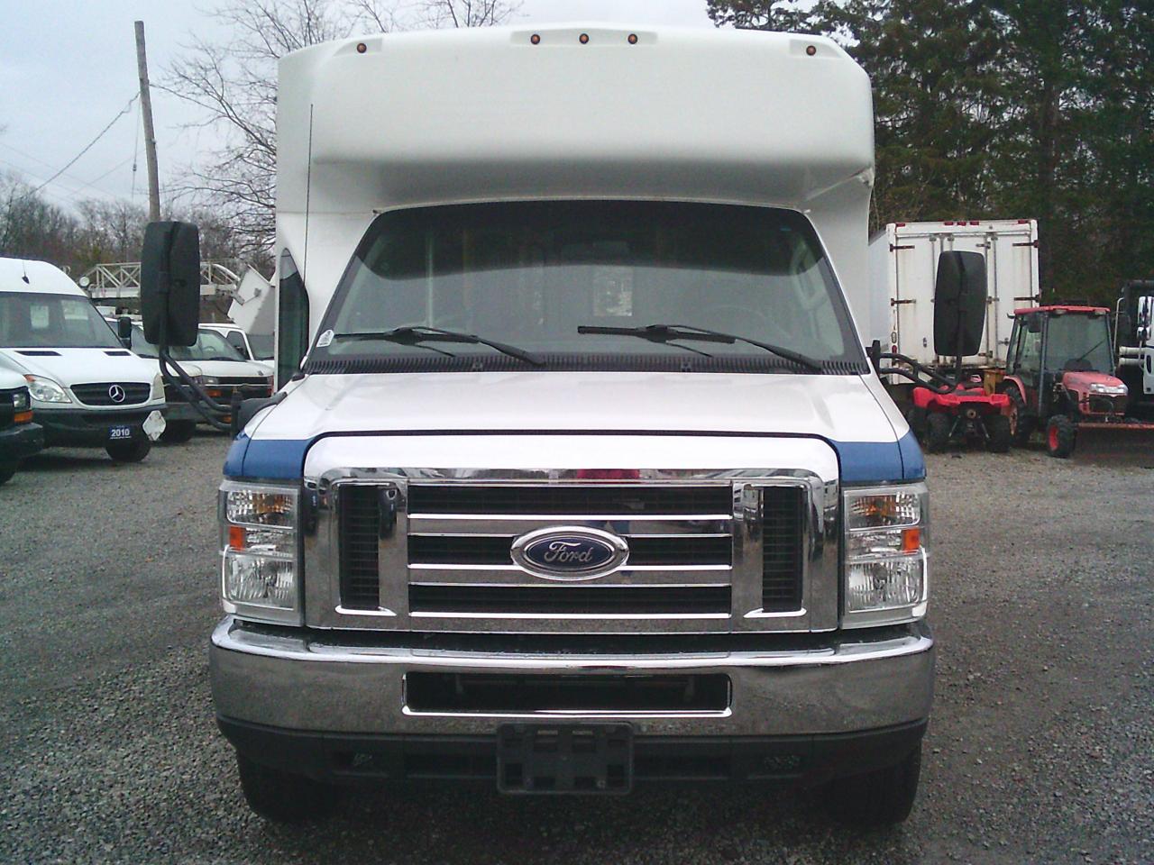 2017 Ford Econoline E-350 Super Duty 158 DRW - Photo #2