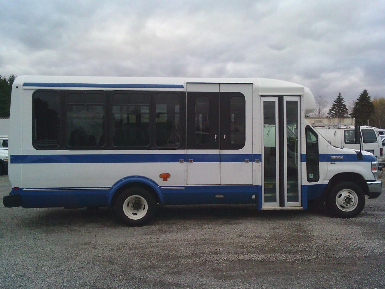 2017 Ford Econoline E-350 Super Duty 158 DRW - Photo #4