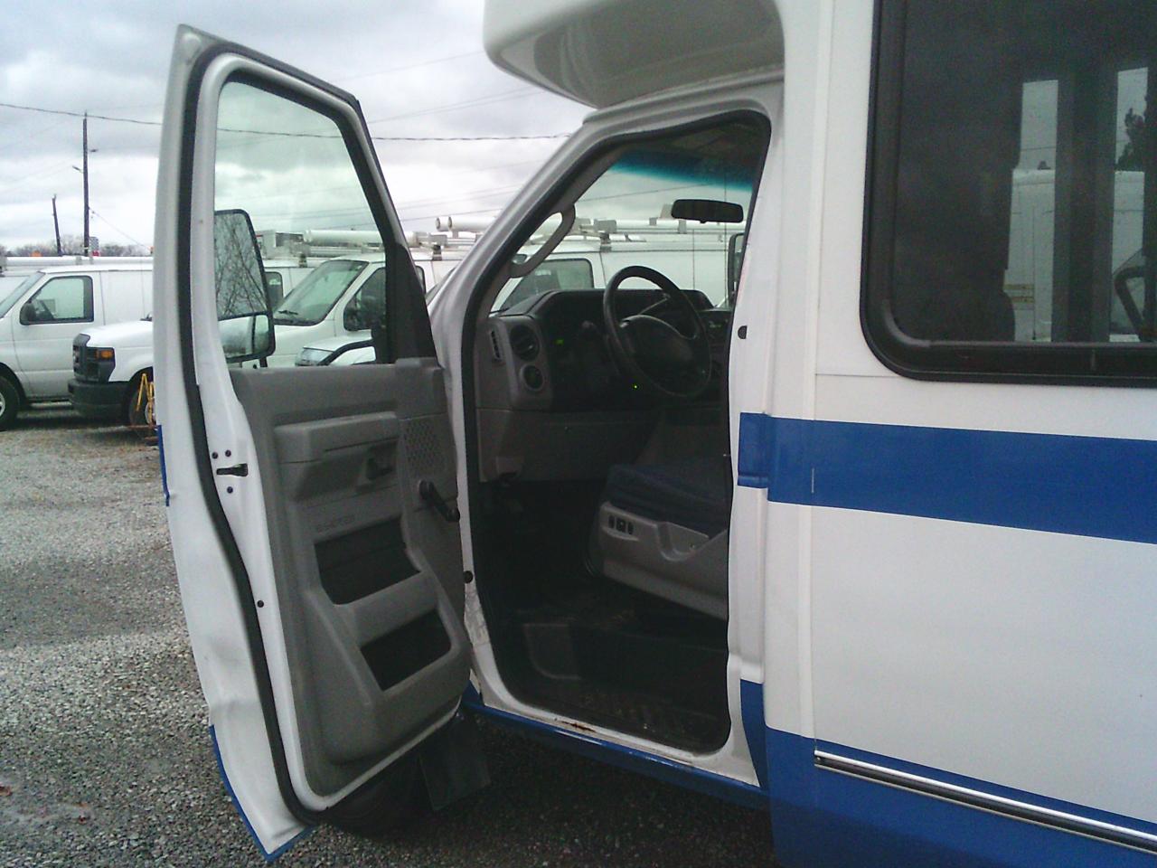 2017 Ford Econoline E-350 Super Duty 158 DRW - Photo #9