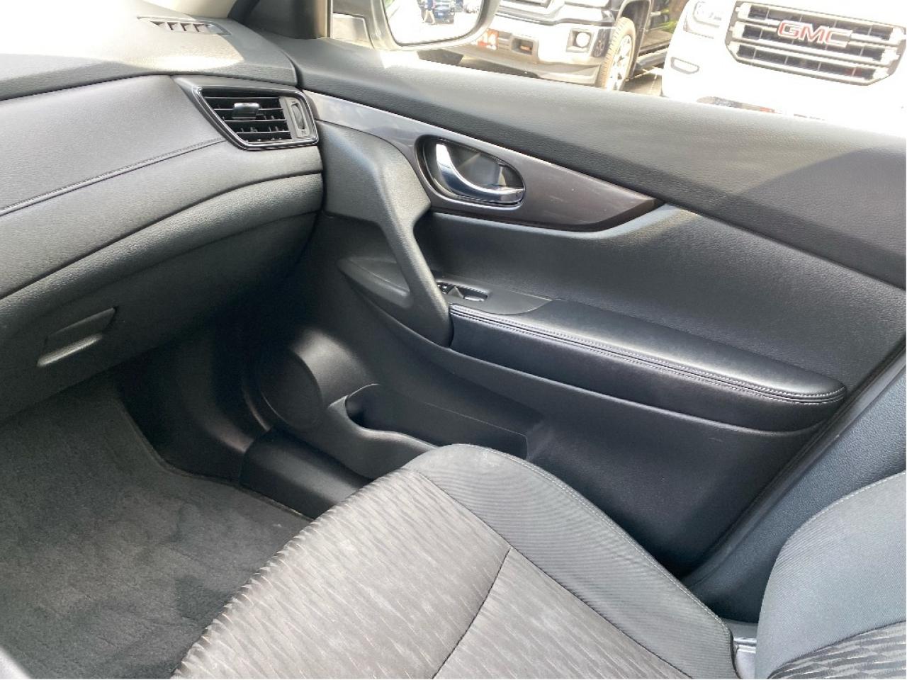 2019 Nissan Rogue Very Clean, Drives Great !! Photo