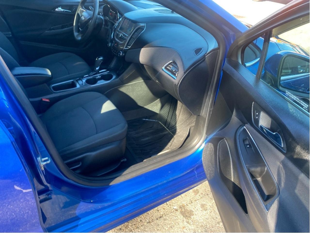 2017 Chevrolet Cruze LT Photo