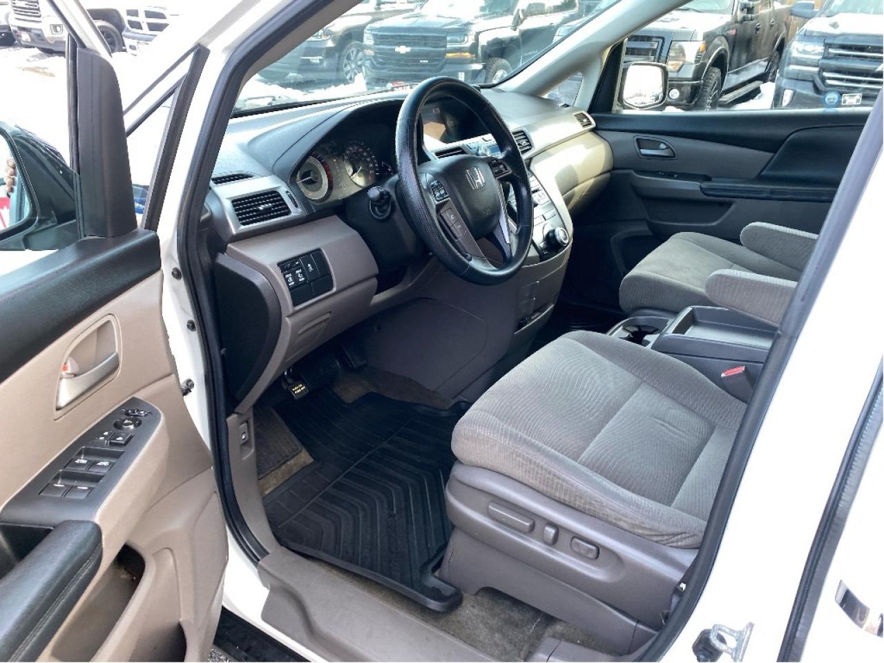 2011 Honda Odyssey EX. 2 sets of tires. Drives very well! Photo