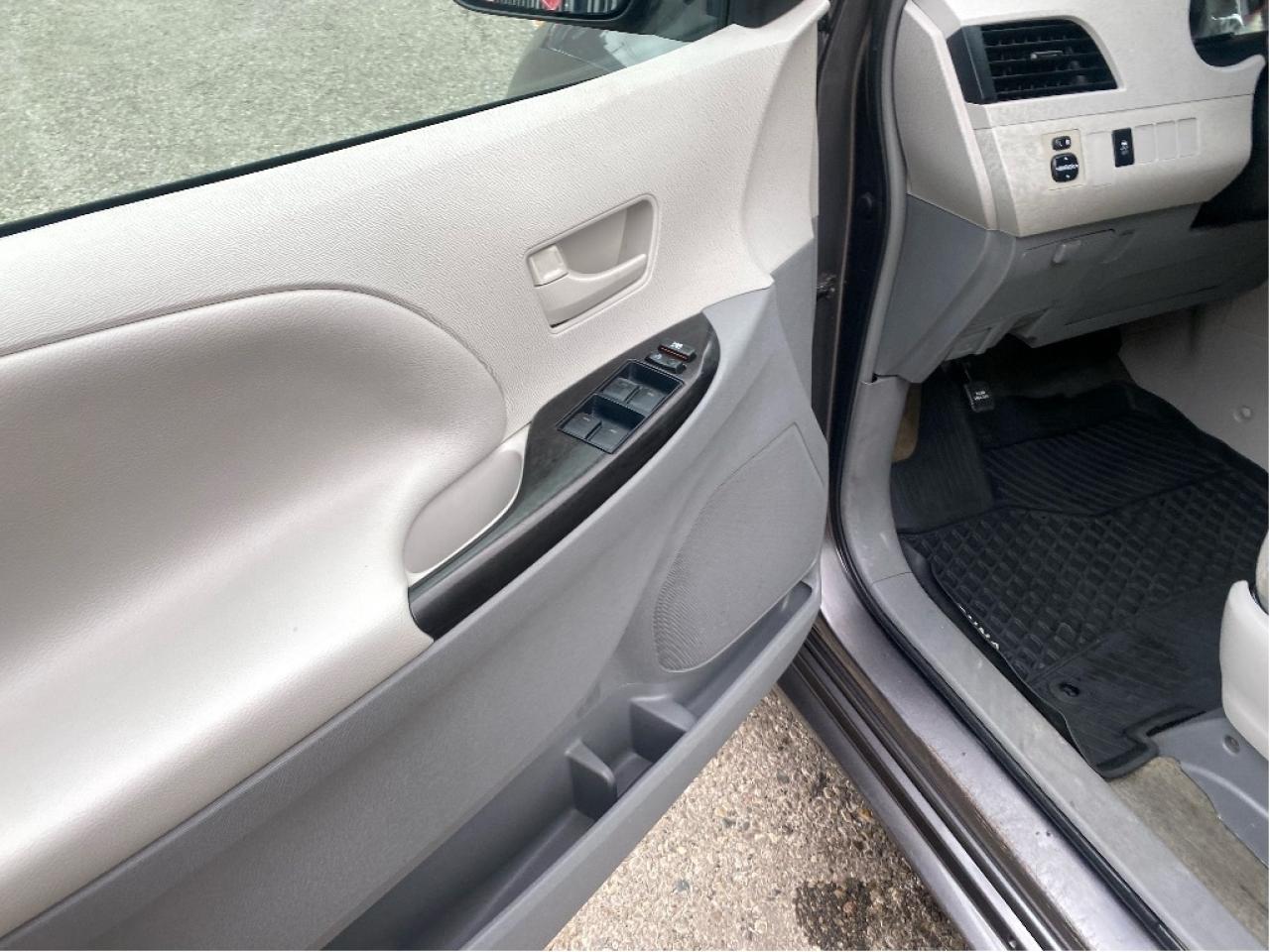 2013 Toyota Sienna  Photo