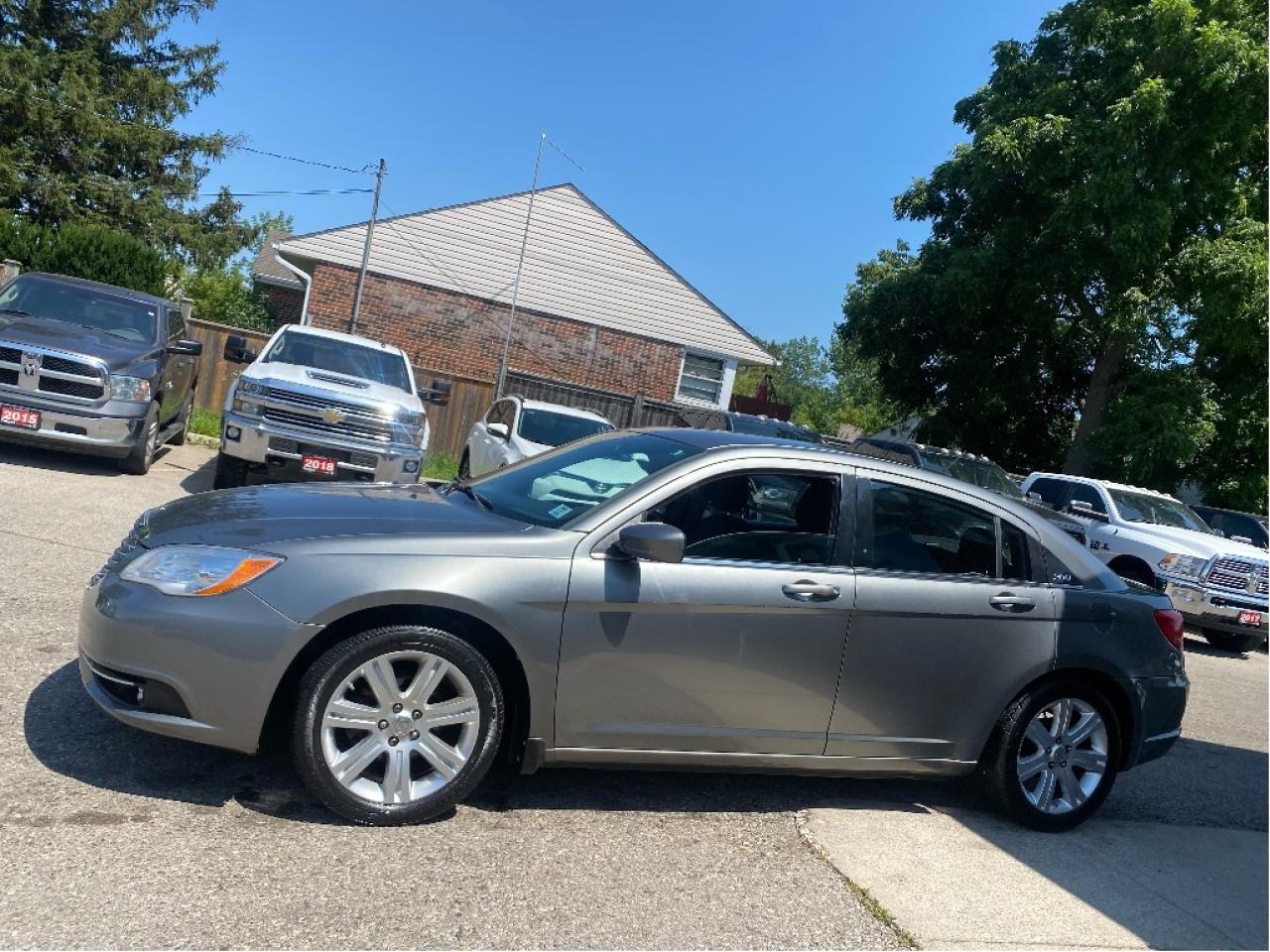 2013 Chrysler 200 Touring, No Accidents, Very Well Maintaied Photo3
