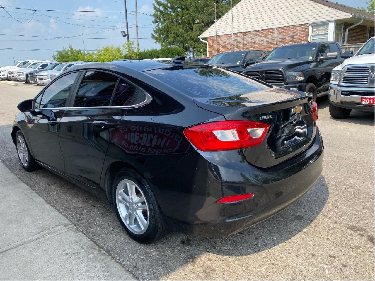 2017 Chevrolet Cruze LT Photo3