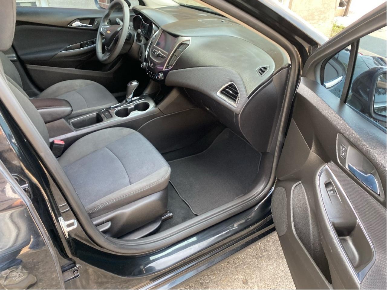 2017 Chevrolet Cruze LT Photo