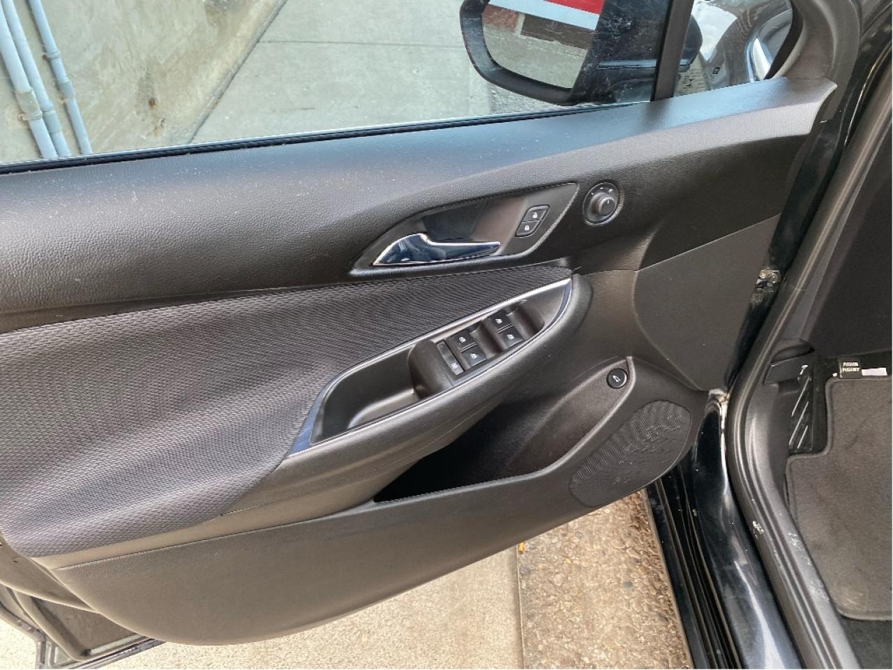 2017 Chevrolet Cruze LT Photo