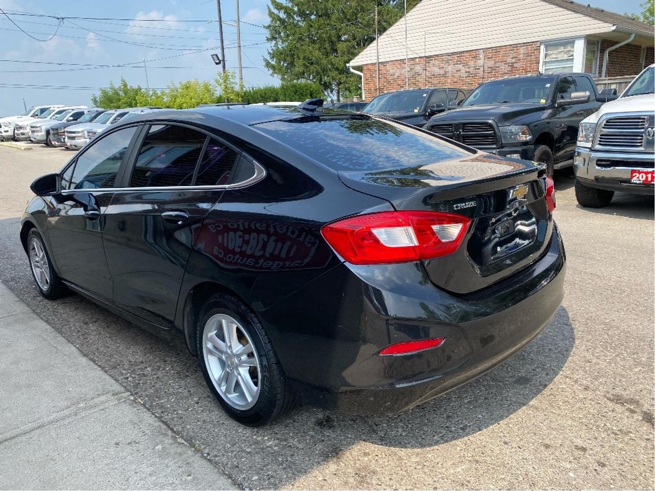 2017 Chevrolet Cruze LT Photo