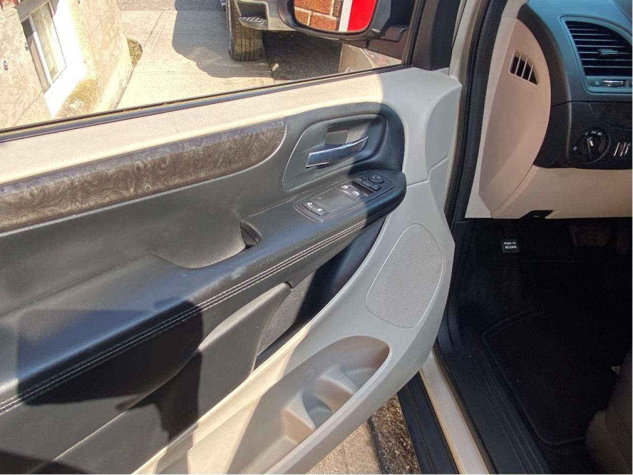 2016 Dodge Grand Caravan Low mileage, Very Well Maintained !! Photo