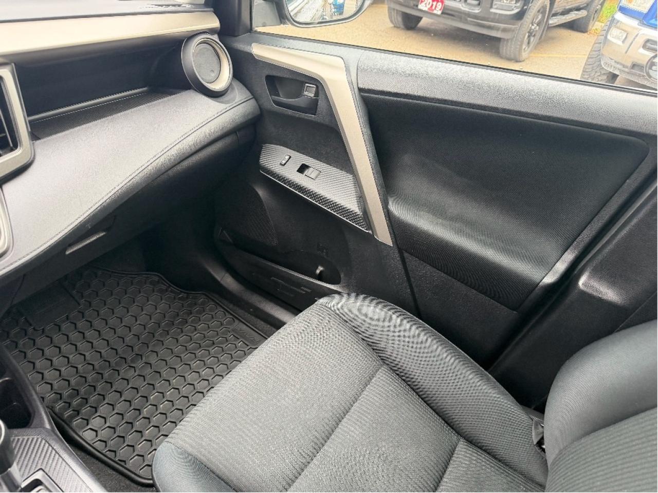 2015 Toyota RAV4 LE Photo