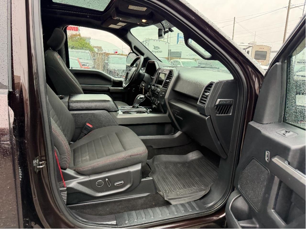 2018 Ford F-150 FX4 Sport, V8, Pano Roof, Very Well Maintained !! Photo