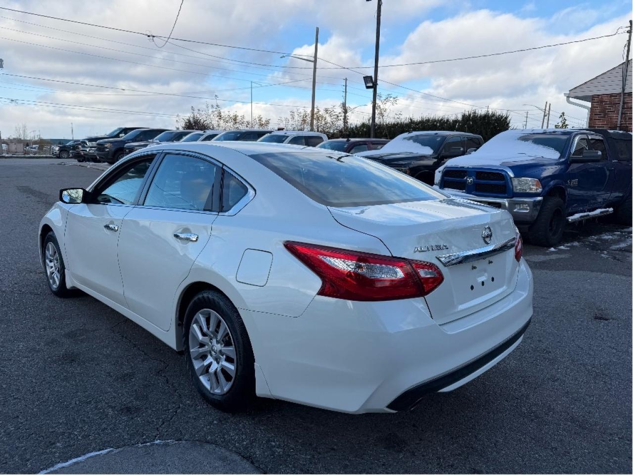 2017 Nissan Altima Very Low Mileage, Super Clean, Drives Great !! Photo4