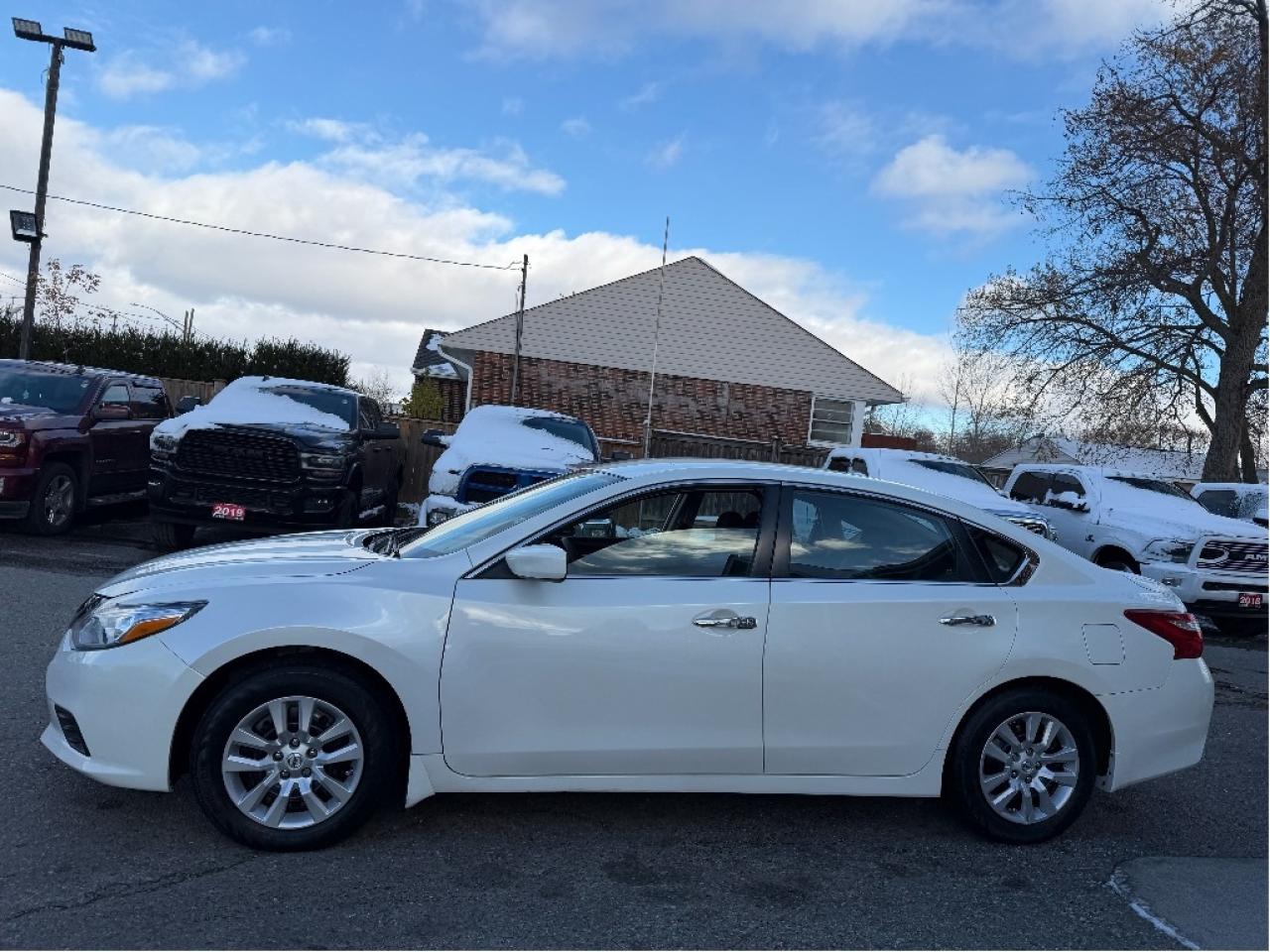 2017 Nissan Altima Very Low Mileage, Super Clean, Drives Great !! Photo3