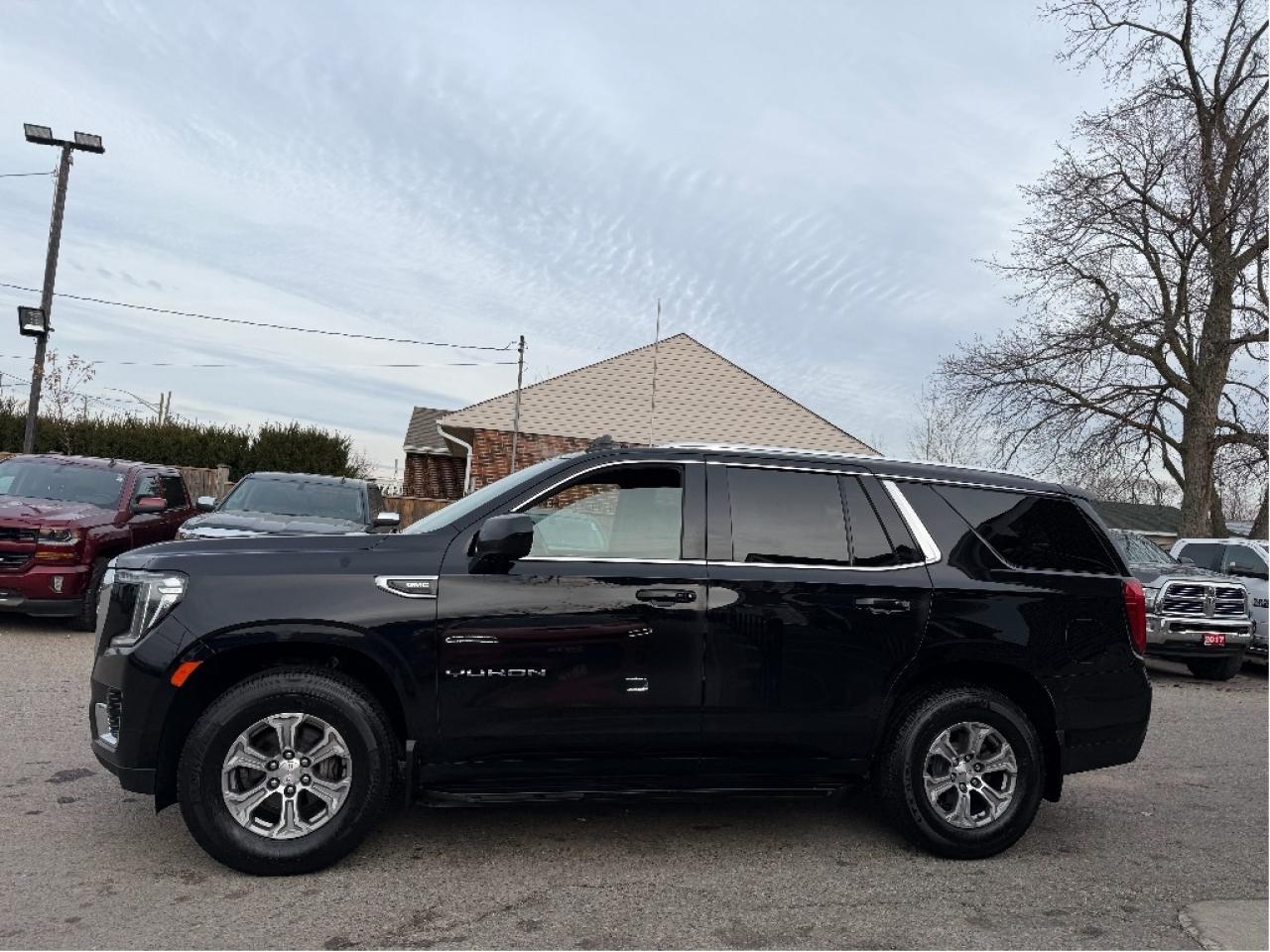 2022 GMC Yukon SLE Photo