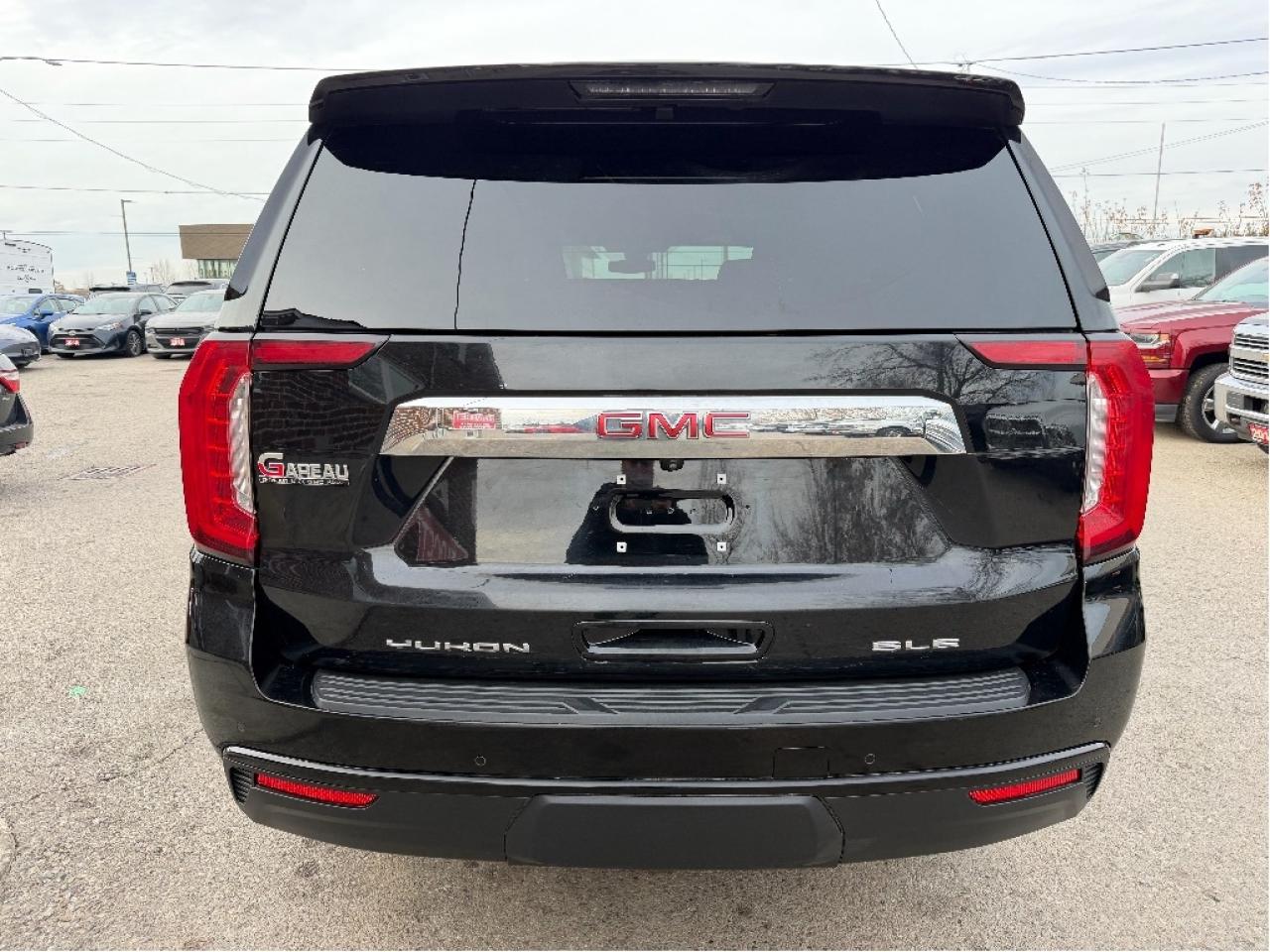 2022 GMC Yukon SLE Photo