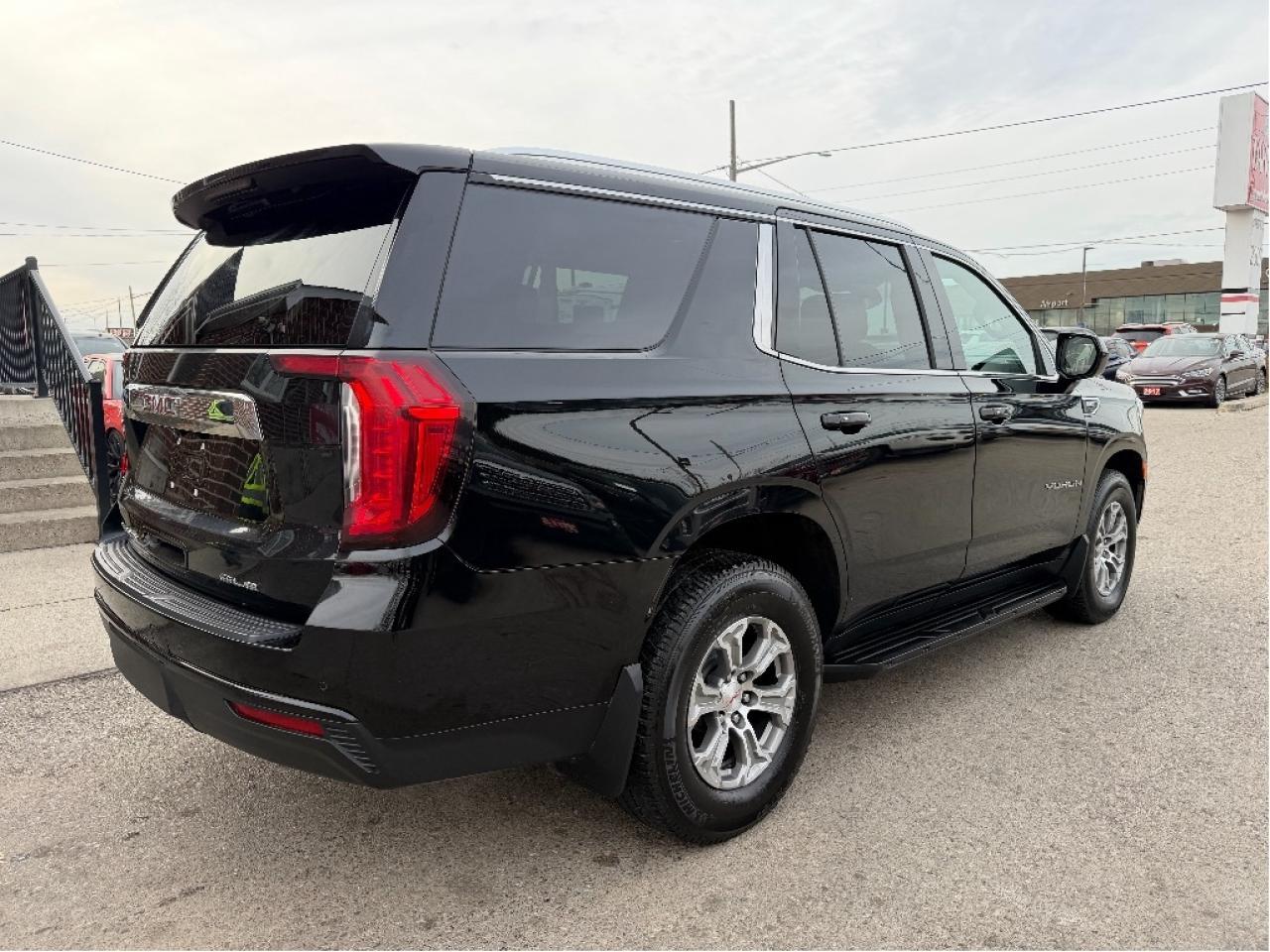 2022 GMC Yukon SLE Photo