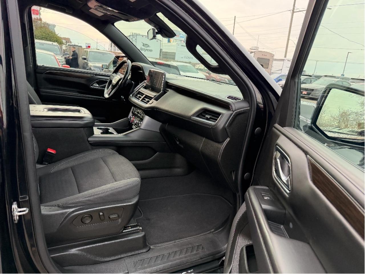 2022 GMC Yukon SLE Photo