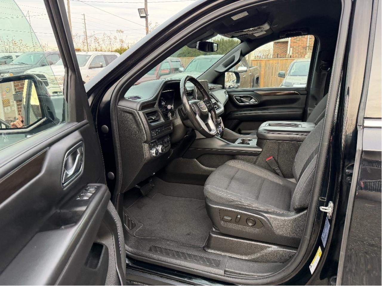 2022 GMC Yukon SLE Photo