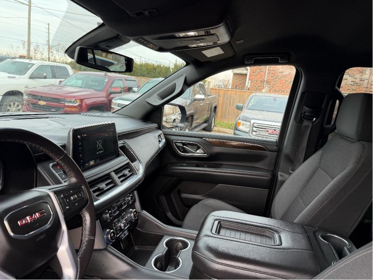 2022 GMC Yukon SLE Photo