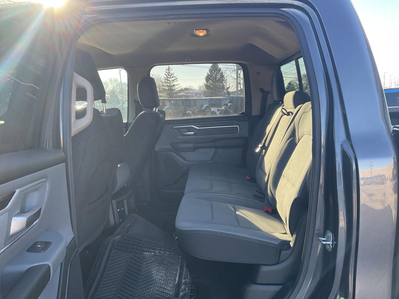 2020 RAM 1500 Crew Cab BIG HORN LVL 1 / RMT START / V6 / APPLE CARPLAY Photo