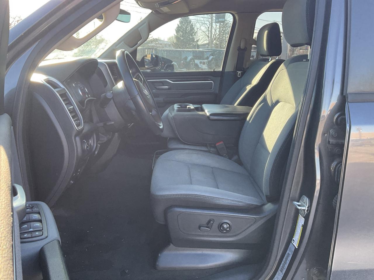 2020 RAM 1500 Crew Cab BIG HORN LVL 1 / RMT START / V6 / APPLE CARPLAY Photo