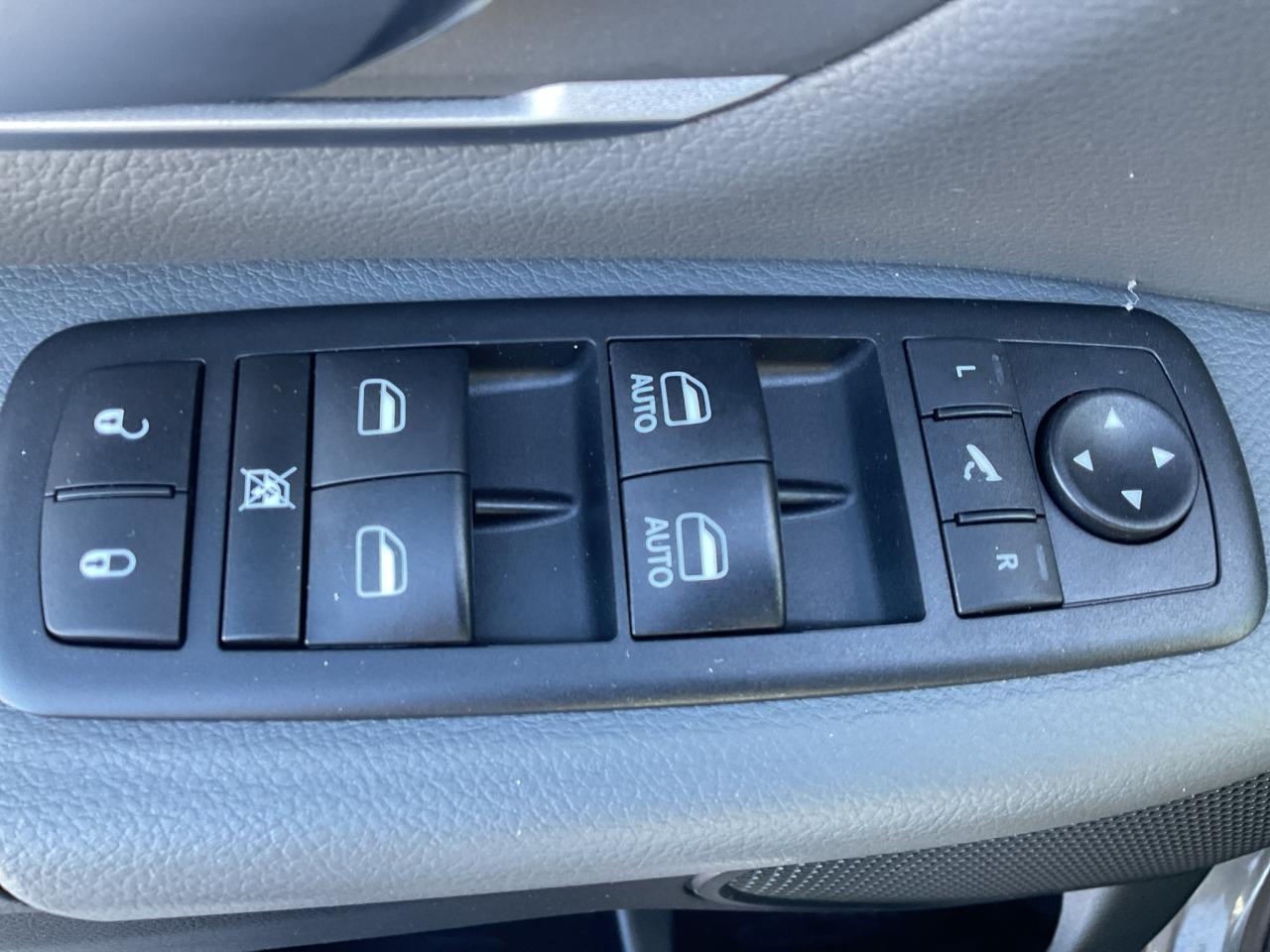 2020 RAM 1500 Crew Cab BIG HORN LVL 1 / RMT START / V6 / APPLE CARPLAY Photo