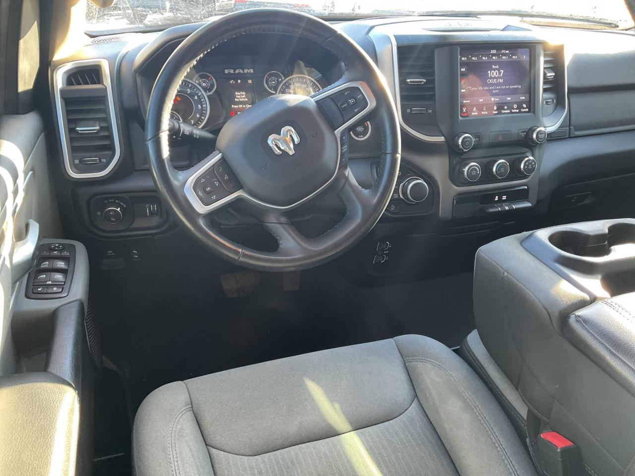 2020 RAM 1500 Crew Cab BIG HORN LVL 1 / RMT START / V6 / APPLE CARPLAY Photo