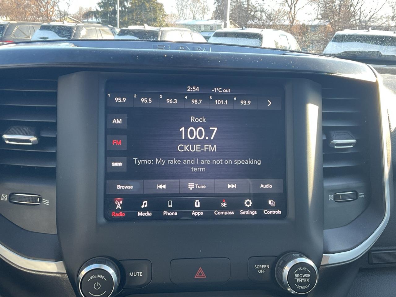 2020 RAM 1500 Crew Cab BIG HORN LVL 1 / RMT START / V6 / APPLE CARPLAY Photo