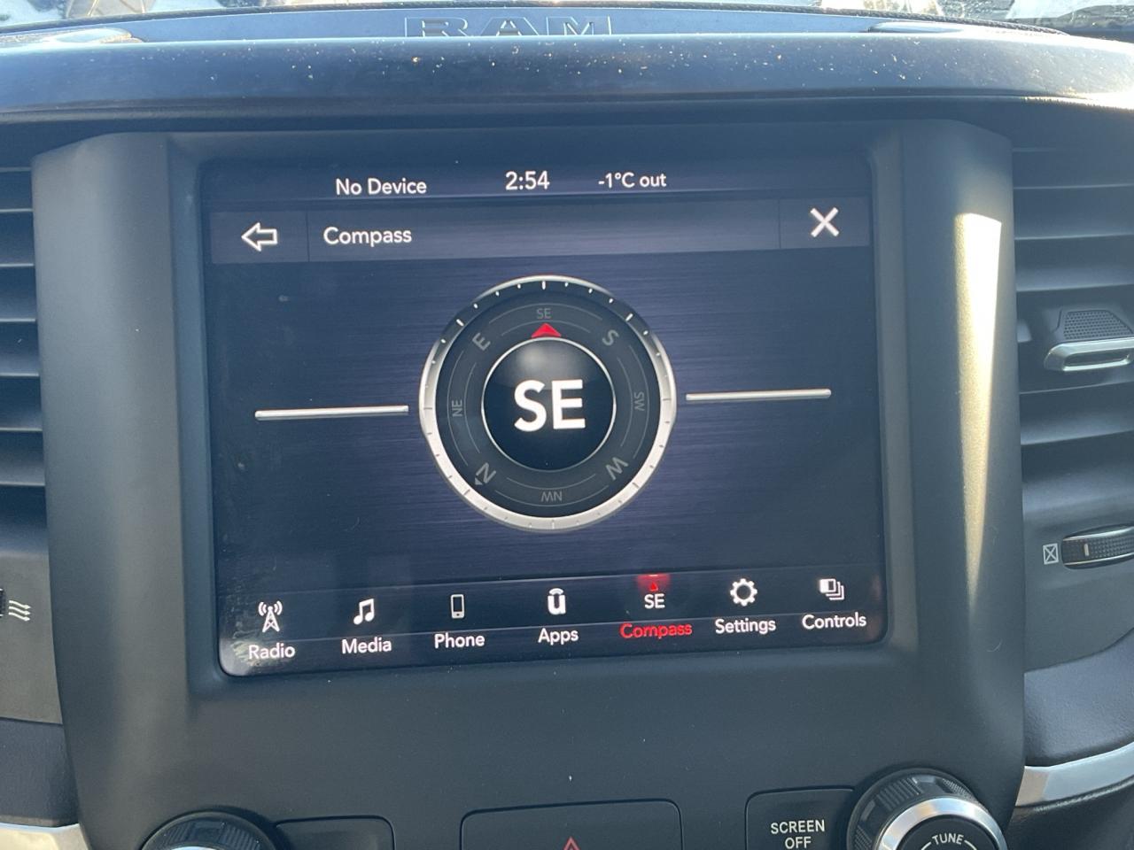 2020 RAM 1500 Crew Cab BIG HORN LVL 1 / RMT START / V6 / APPLE CARPLAY Photo