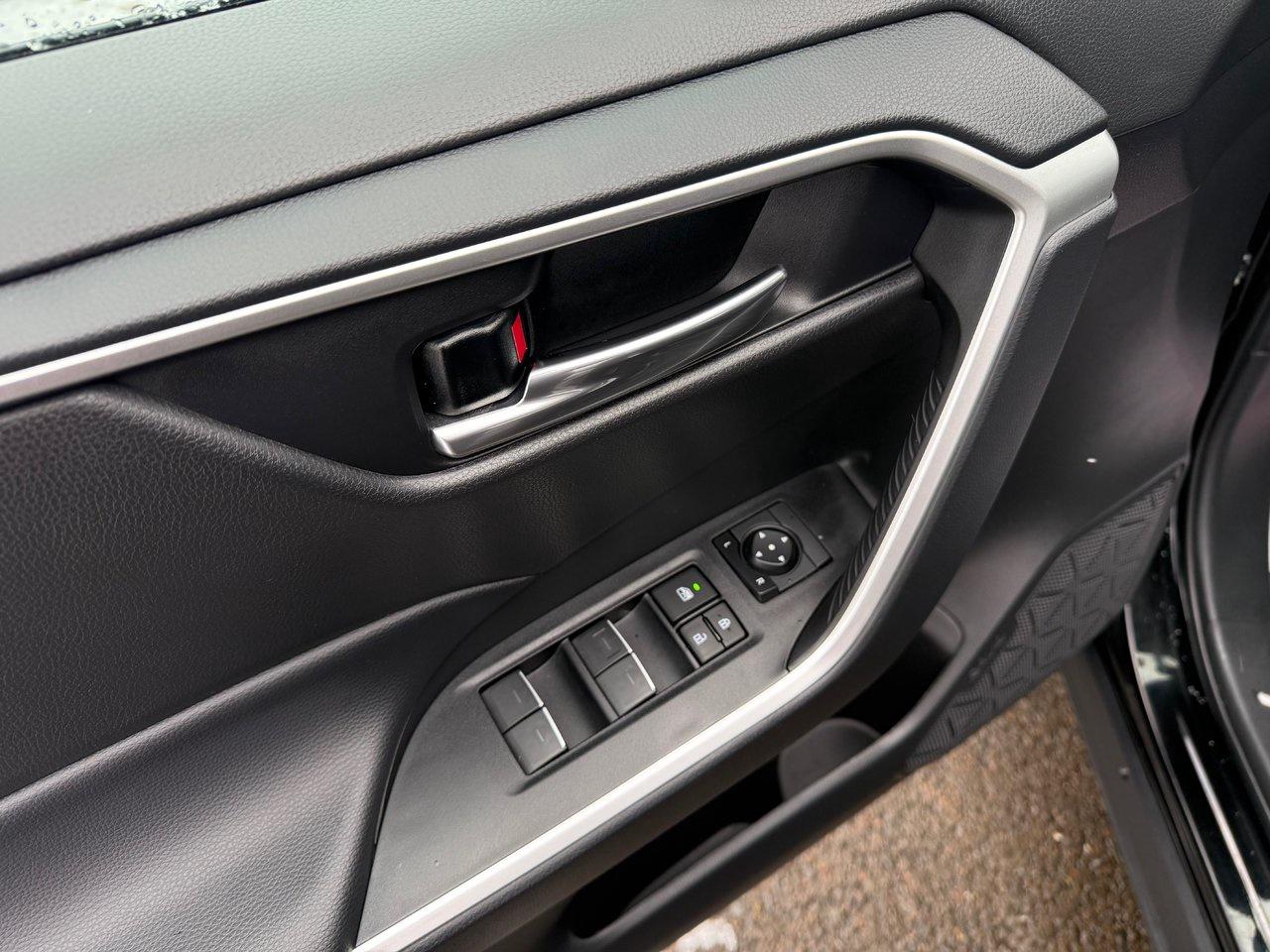 2024 Toyota RAV4 Hybrid SE Photo